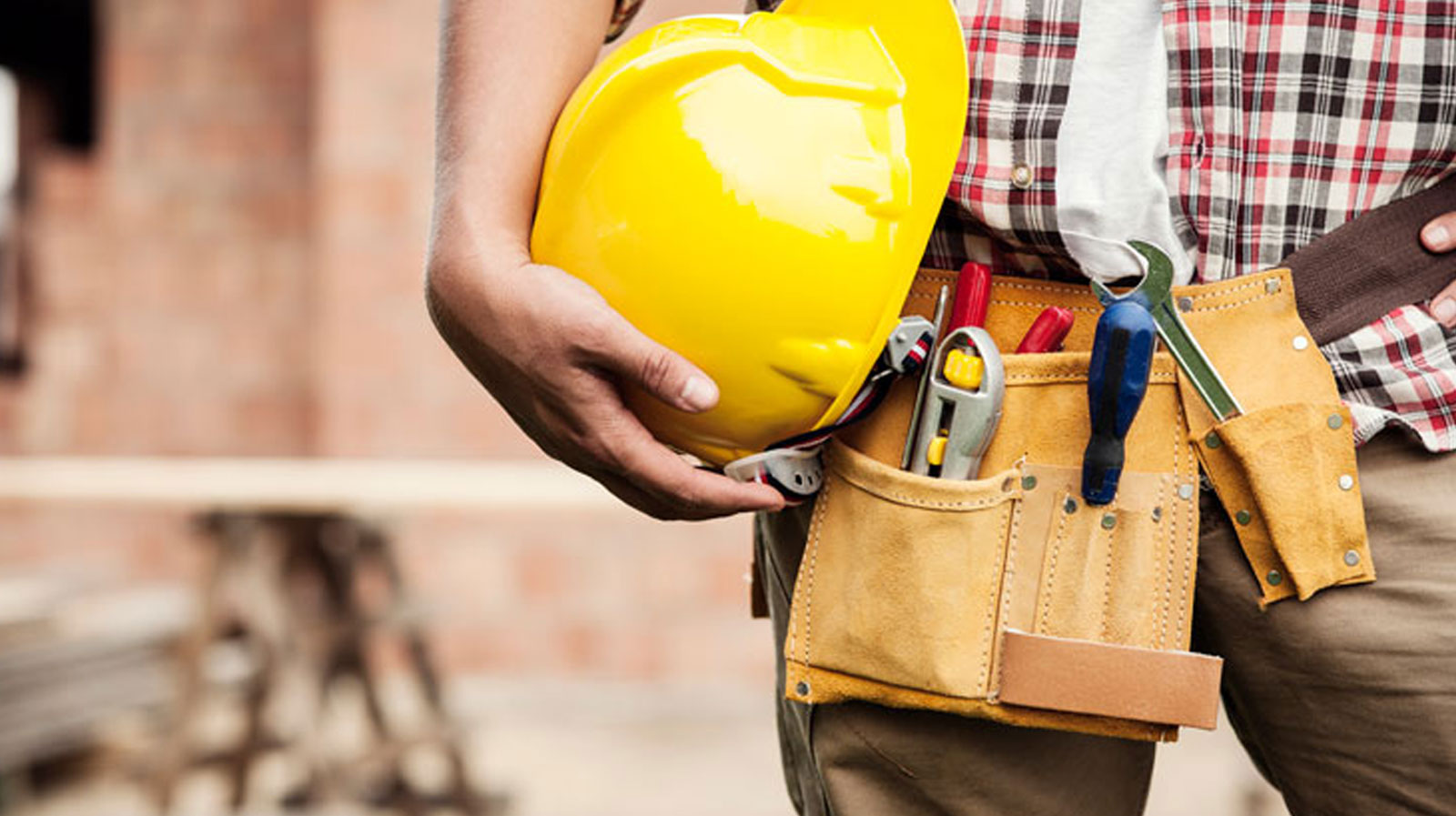 Constructor sosteniendo un cassco de seguridad