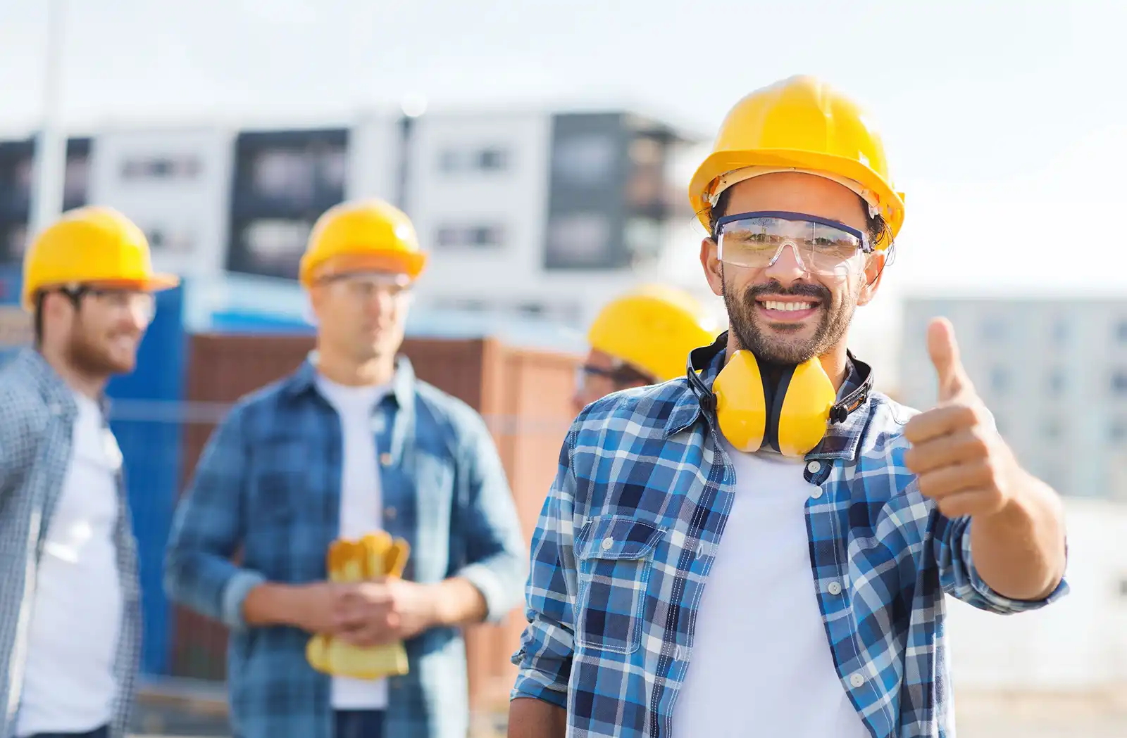 Constructor levantando el pulgar y sonriendo
